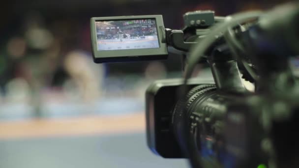 Camarógrafo con una cámara en competiciones de lucha libre. Primer plano . — Vídeo de stock