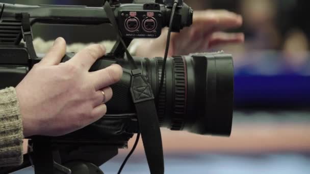 レスリング競技でカメラを持つカメラマン。閉鎖. — ストック動画