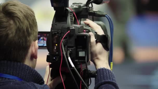 Cameraman met een camera in worstelwedstrijden. Close-up. — Stockvideo