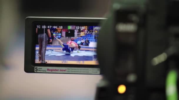 Cameraman com uma câmera em competições de wrestling. Close-up . — Vídeo de Stock