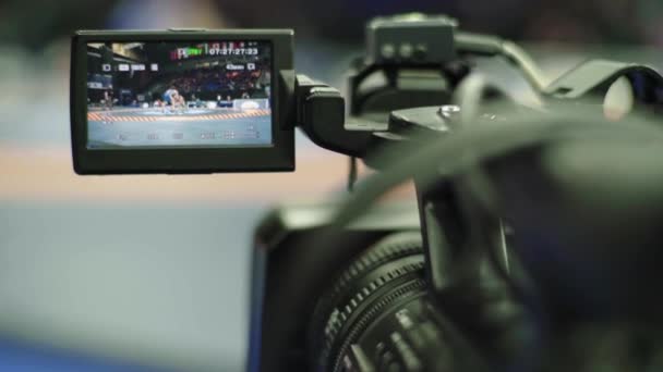 Cameraman con una fotocamera in competizioni di wrestling. Primo piano . — Video Stock