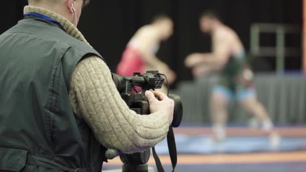 Juru kamera dengan kamera di kompetisi gulat. Close-up . — Stok Video