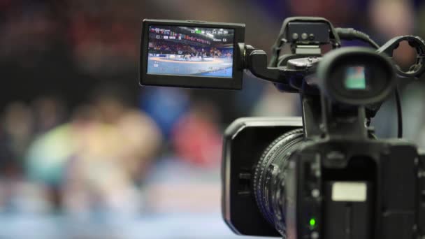 Caméraman avec une caméra dans les compétitions de lutte. Gros plan . — Video