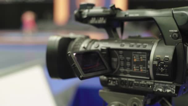 Cameraman com uma câmera em competições de wrestling. Close-up . — Vídeo de Stock