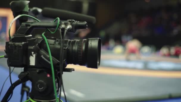 Cameraman com uma câmera em competições de wrestling. Close-up . — Vídeo de Stock