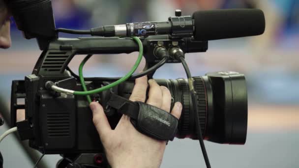 Cameraman com uma câmera em competições de wrestling. Close-up . — Vídeo de Stock