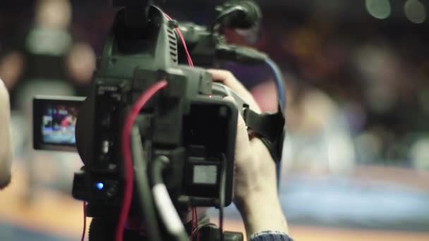 Kameramann mit Kamera bei Wrestlingwettbewerben. Nahaufnahme. — Stockvideo