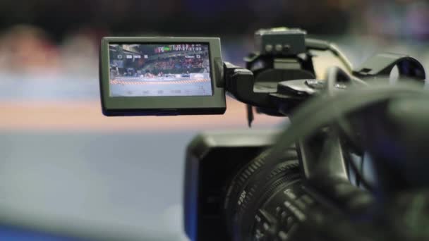 Kameraman s kamerou v zápasech. Detailní záběr. — Stock video