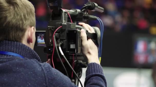 Cameraman with a camera in wrestling competitions. Close-up. — Stock Video