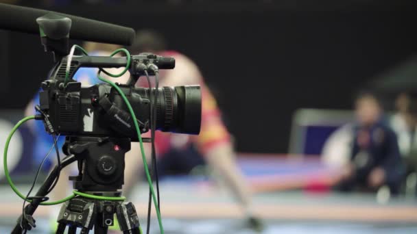 Cameraman with a camera in wrestling competitions. Close-up. — Stock Video