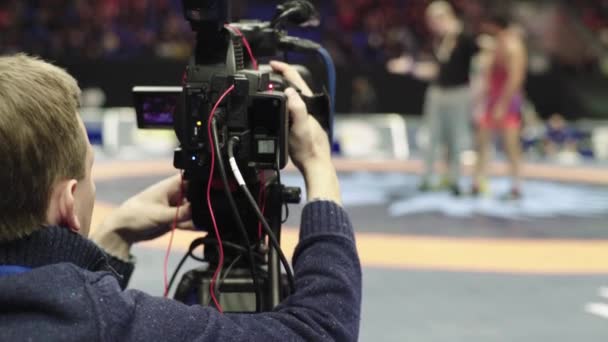 Operatőr egy kamerával birkózó versenyeken. Közelkép. — Stock videók
