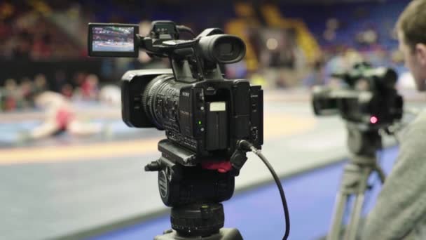 Cameraman com uma câmera em competições de wrestling. Close-up . — Vídeo de Stock