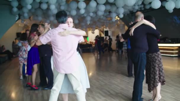 Mensen dansen tango. Langzame beweging. Kiev. Oekraïne — Stockvideo