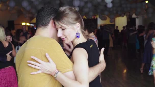 Mensen dansen tango. Langzame beweging. Kiev. Oekraïne — Stockvideo