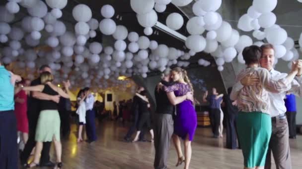 İnsanlar tango yapar. Ağır çekim. Kyiv. Ukrayna — Stok video