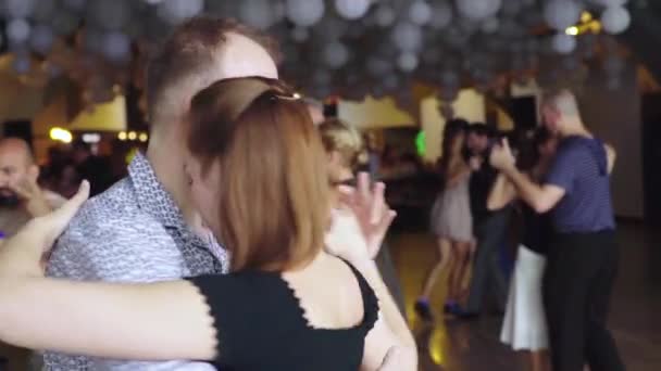 Folk dansar tango. Sakta i backarna. Kiev. Ukraina — Stockvideo