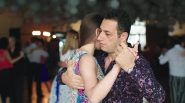 İnsanlar tango yapar. Ağır çekim. Kyiv. Ukrayna