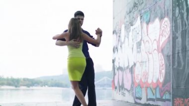 İnsanlar tango yapar. Ağır çekim. Kyiv. Ukrayna
