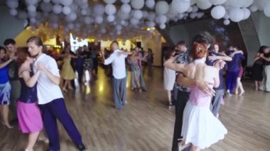İnsanlar tango yapar. Ağır çekim. Kyiv. Ukrayna
