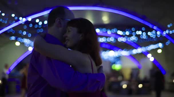 As pessoas dançarinas dançam tango. Movimento lento. Kiev. Ucrânia — Vídeo de Stock