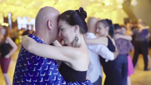 Folk dansar tango. Sakta i backarna. Kiev. Ukraina — Stockvideo