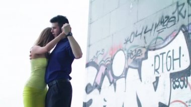 İnsanlar tango yapar. Ağır çekim. Kyiv. Ukrayna