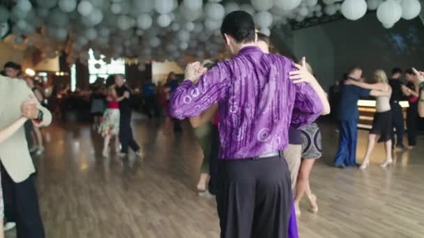 As pessoas dançarinas dançam tango. Movimento lento. Kiev. Ucrânia — Vídeo de Stock
