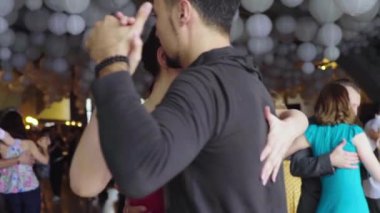 İnsanlar tango yapar. Ağır çekim. Kyiv. Ukrayna