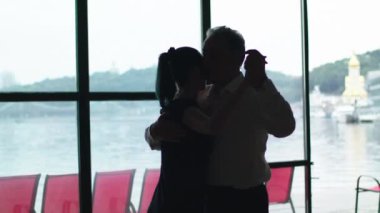 İnsanlar tango yapar. Ağır çekim. Kyiv. Ukrayna