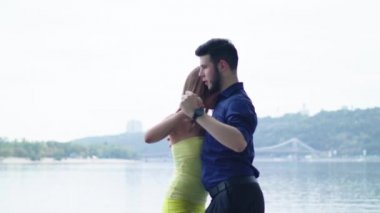 İnsanlar tango yapar. Ağır çekim. Kyiv. Ukrayna