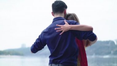 İnsanlar tango yapar. Ağır çekim. Kyiv. Ukrayna