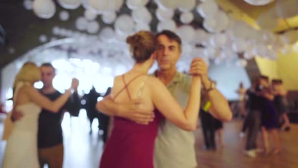 Folk dansar tango. Sakta i backarna. Kiev. Ukraina — Stockvideo