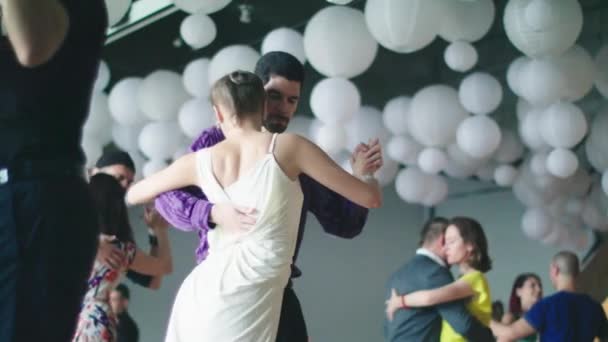 Volkstänzer tanzen Tango. Zeitlupe. kyiv. Ukraine — Stockvideo
