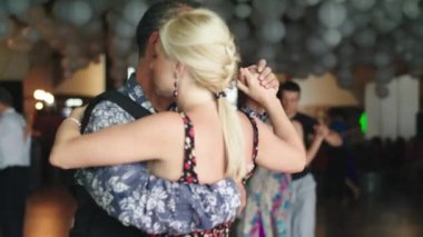 İnsanlar tango yapar. Ağır çekim. Kyiv. Ukrayna