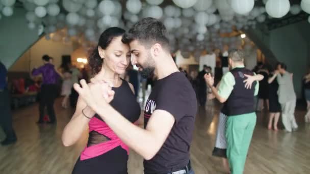 Люди-танцоры танцуют танго. Медленное движение. Киев. Украина — стоковое видео