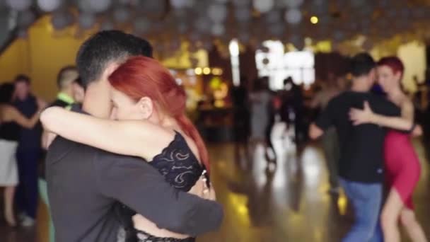 As pessoas dançarinas dançam tango. Movimento lento. Kiev. Ucrânia — Vídeo de Stock