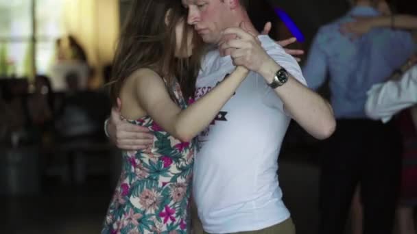 İnsanlar tango yapar. Ağır çekim. Kyiv. Ukrayna — Stok video