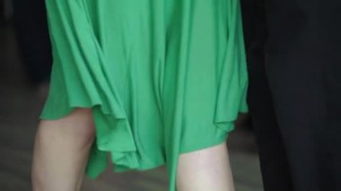 İnsanlar tango yapar. Ağır çekim. Kyiv. Ukrayna