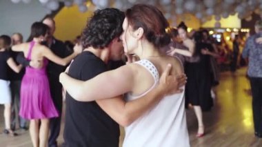 İnsanlar tango yapar. Ağır çekim. Kyiv. Ukrayna