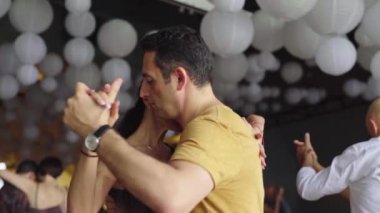 İnsanlar tango yapar. Ağır çekim. Kyiv. Ukrayna