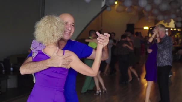 Folk dansar tango. Sakta i backarna. Kiev. Ukraina — Stockvideo