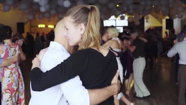 İnsanlar tango yapar. Ağır çekim. Kyiv. Ukrayna — Stok video