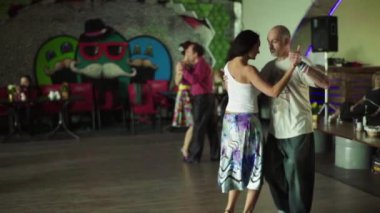 İnsanlar tango yapar. Ağır çekim. Kyiv. Ukrayna