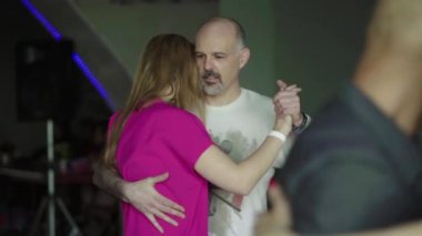 İnsanlar tango yapar. Ağır çekim. Kyiv. Ukrayna