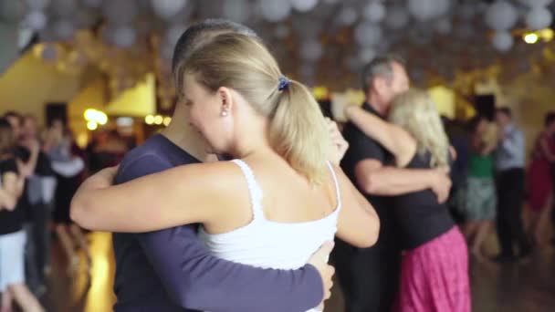 Οι χορευτές χορεύουν ταγκό. Αργή κίνηση. Κίεβο. Ουκρανία — Αρχείο Βίντεο