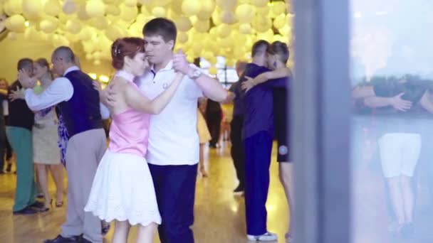 Люди-танцоры танцуют танго. Медленное движение. Киев. Украина — стоковое видео