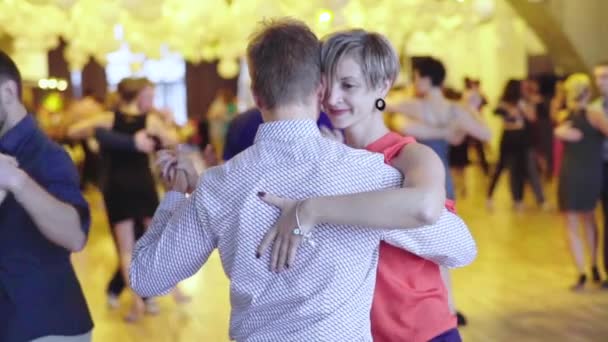 Oamenii dansatori dansează tango. Mişcare lentă. Kiev. Ucraina — Videoclip de stoc
