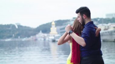 İnsanlar tango yapar. Ağır çekim. Kyiv. Ukrayna