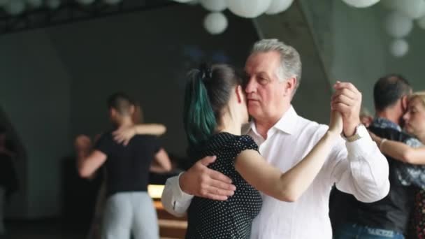 As pessoas dançarinas dançam tango. Movimento lento. Kiev. Ucrânia — Vídeo de Stock