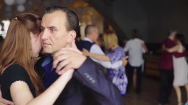 Folk dansar tango. Sakta i backarna. Kiev. Ukraina — Stockvideo